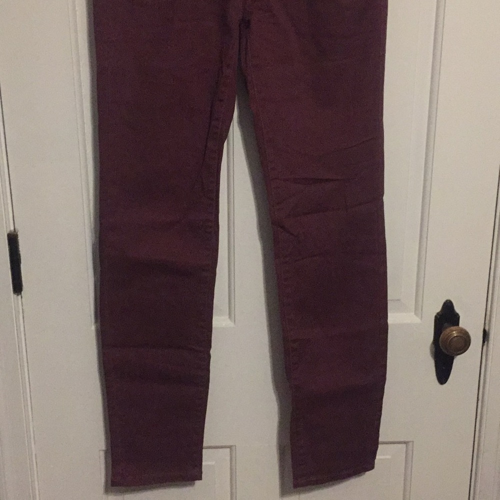 Skinny jeans in dark rose color